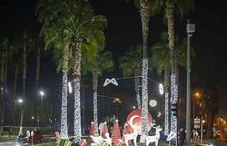 Mersin caddeleri ve sokakları yılbaşı için süslendi