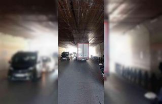 Mesafeyi hesaplamayan kamyonet sürücüsü, altgeçitte...
