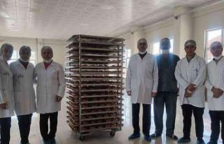 Meslek lisesi öğrencileri günde bin 100 ekmek üretiyor