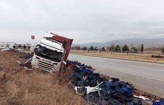 Meyve yüklü tır kaza yaptı: 1 yaralı