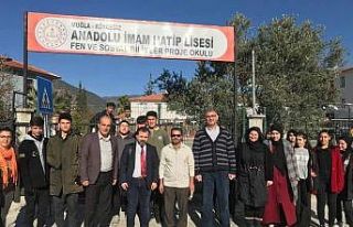 Mezun olduğu okulun öğrencilerine mesleğini tanıttı