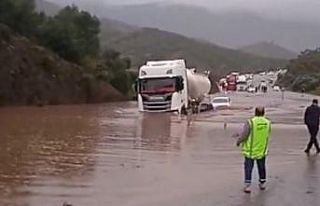 Milas’ta sağanak yağmur etkili oldu