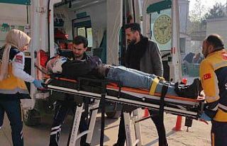 Minibüs otomobile çarptı; 1 yaralı