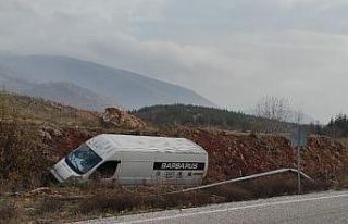 Minibüs şarampole devrildi: 2 yaralı