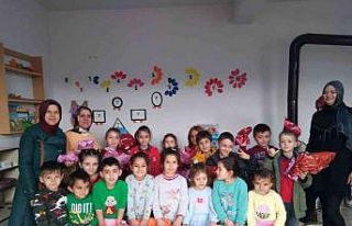 Miniklerden kırsaldaki arkadaşlarına kitap ve oyuncak