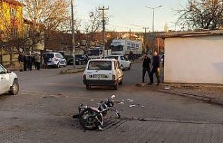 Motosiklet otomobile çarptı