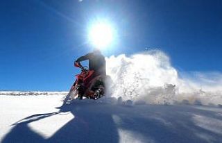 Motosiklet tutkunları karla kaplanan 3 bin rakımda...
