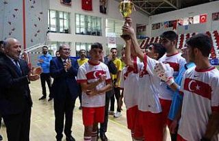 Muş’ta özel öğrenciler şarkı söyleyip futbol...