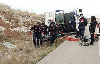 Nakliye kamyonu devrildi, 1 kişi hayatını kaybetti