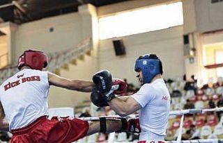 Nefes kesen kick boks heyecanı Denizli’de yaşandı