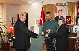 Nişan yüzüklerini Başkan Fatih Çalışkan taktı