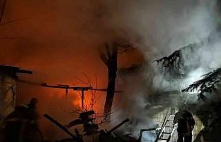 Odunlukta çıkan yangın 2 eve hasar verdi