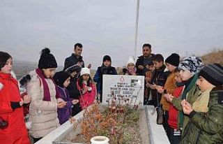 Öğrencilerden 15 Temmuz şehidi Gündüz’ün mezarına...