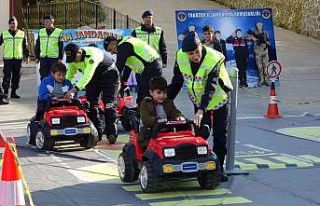 Öğrencilere akülü araçlar ile trafik eğitimi...
