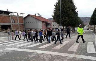 Öğrencilere trafik kuralları öğretiliyor
