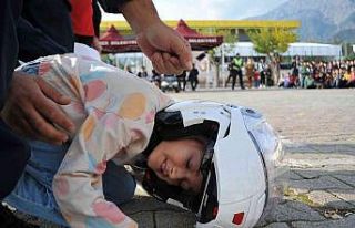 Öğrencilere uygulamalı olarak trafik kuralları...