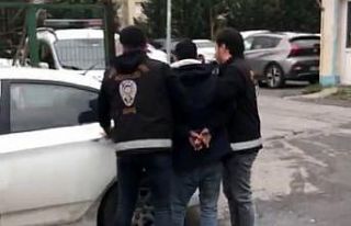 Okul önünde zabıtanın seyyar satıcı tarafından...