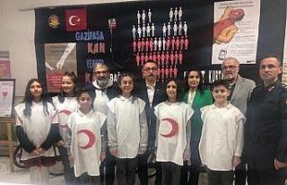 Okuldaki kampanyada iki çocuğa umut olan bağış