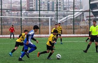 Okullar futbol maçında yarışıyor