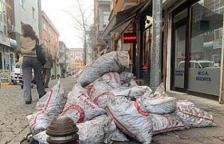 Onlarca kömür torbası kaldırımı işgal etti