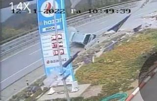 Önündeki araca çarpmamak için manevra yapan otomobil,...