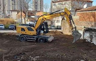 Osmangazi’de bir metruk yapı daha yıkıldı