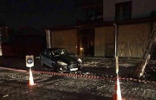 Osmaniye’de otomobil önce elektrik direğine, ardından...