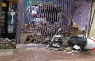 Otomobil iş yerine daldı: 1 yaralı