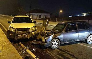 Otomobil kamyonetle çarpıştı: 3 yaralı