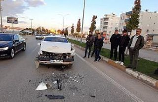 Otomobil, kırmızı ışıkta duran araca arkadan...