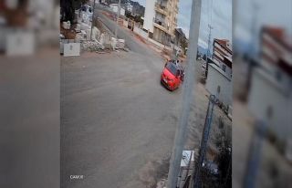 Otomobile çarpan motosikletteki 2 kişi metrelerce...