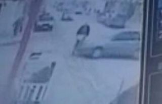 Otomobilin bisiklete çarptığı anlar kamerada