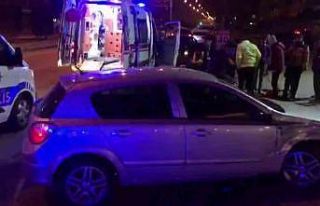 Otomobilin çarptığı motosiklet sürücüsü yaralandı