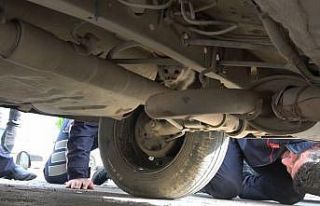 Otomobilin motor kısmına girdi, dönerin kokusunu...