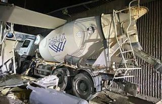 Otomobille çarpışan beton mikseri 10 metre yükseklikteki...