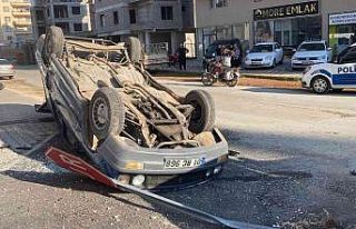 Otomobiller çarpıştı, biri ters döndü: O anlar...