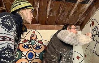 (ÖZEL) Baba ve kız birlikte nakkaşlık sanatını...