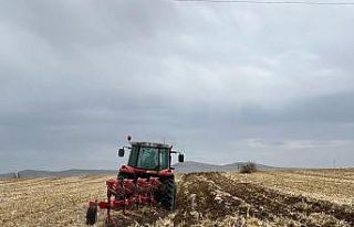 (ÖZEL) Çiftçilerin sıkı toprakta zorlu nadas...