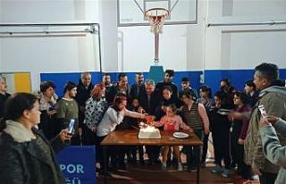 Özel sporculara pastalı tebrik