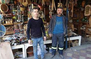 Özer kardeşler, yıllardır ahşabı işliyor