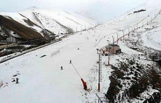 Palandöken’de yerli ve yabancı turistler kayağın...
