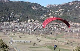 Paraşüt tutkunları Çameli semalarını renklendirdi