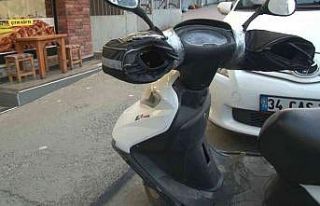 Park halindeki motosikletin anahtarını çalan hırsız...
