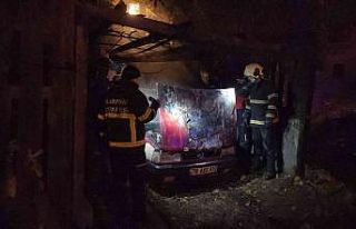 Park halindeki otomobil alevlere teslim oldu