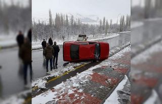 Park halindeyken hareket eden otomobil devrilerek...