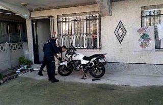 Parmaklarını zincire sıkıştırdı