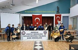 Polis ekipleri öğrencilere bağlama hediye etti