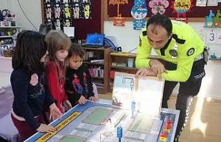 Polis ekiplerinden öğrencilere trafik eğitimi