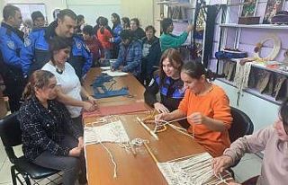 Polis ekiplerinden özel öğrencilere makrome örgü...