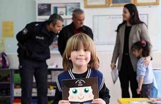 Polis minik öğrencileri hem ziyaret etti hem ağırladı